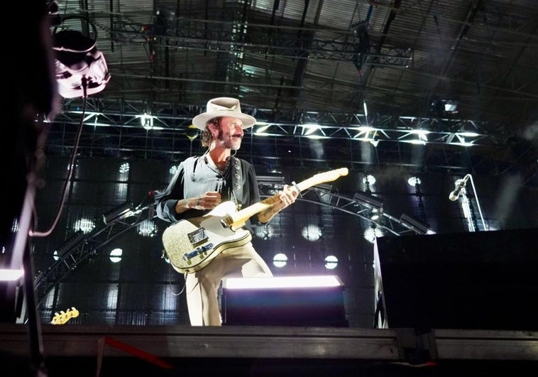 Leiva y su banda caldean el auditorio con 8.000 personas en el último concierto de San Juan